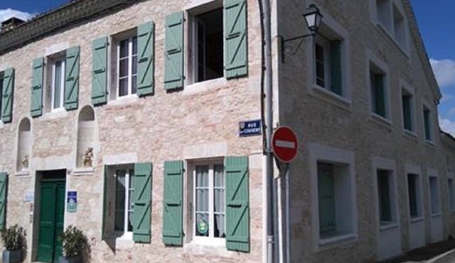 Quiet, spacious B&B with swimming pool and large terrace.