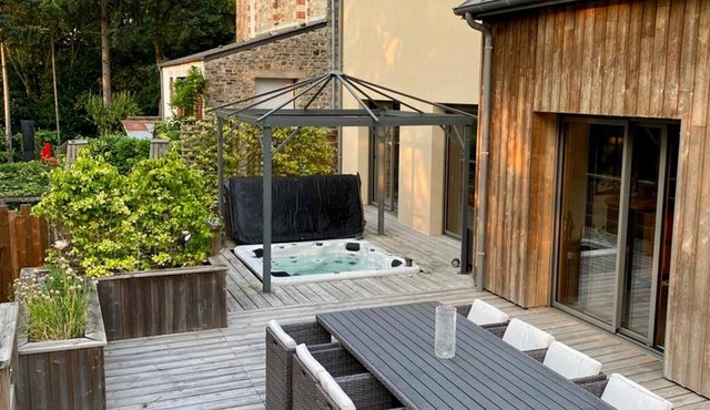 Riverside House with Jacuzzi