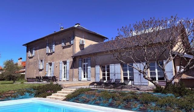 "The old school" in authentic southern French village with high ceilings inside and out