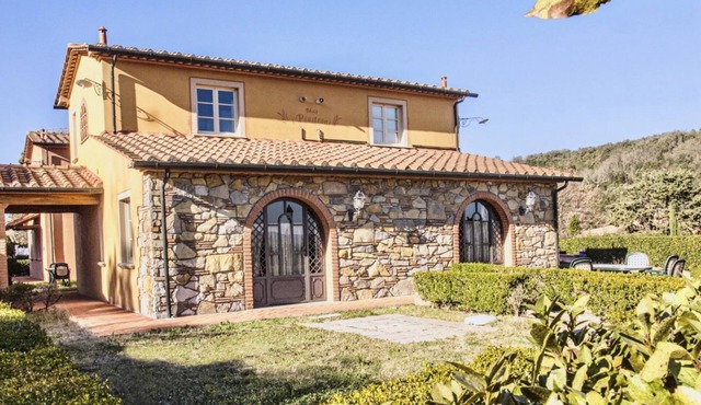This studio apartment, approximately 23 square meters in size, sleeps two. It is tastefully furnished and air-conditioned. It features a kitchenette equipped with dishes, an oven, a refrigerator, satellite TV, a living room with a double bed, and a priva