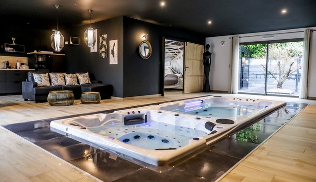Villa, on private property: small pool, spa, sauna. Shared outdoor pool.