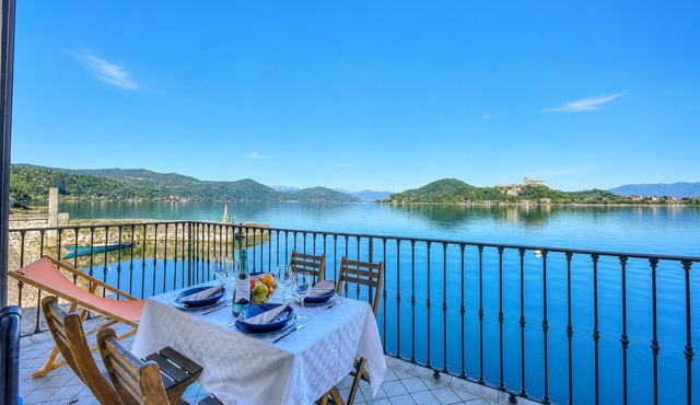 Volo Di Gabbiani: Lakefront Arona Flat with Terrace, Arona, Italy